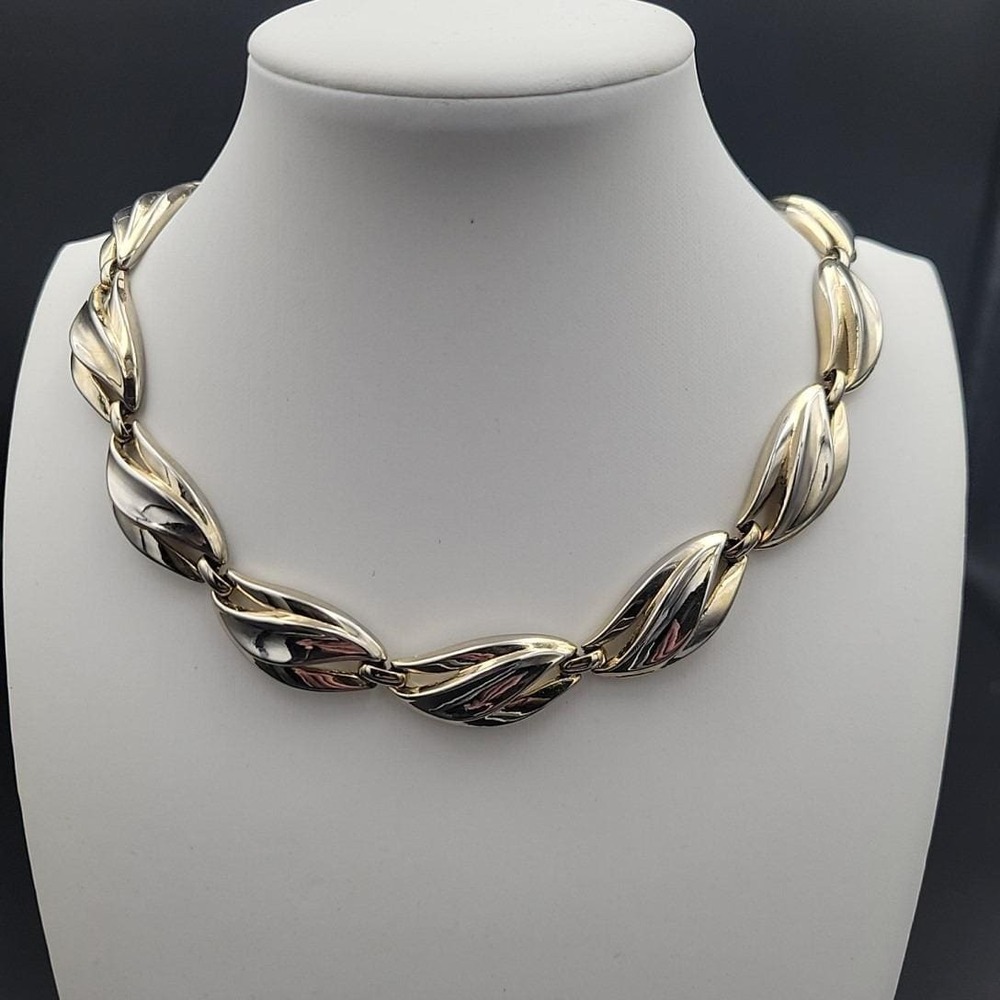 Trifari Gold Tone Leaf Link Vintage Choker Necklace 15.5-18" Quiet Luxury